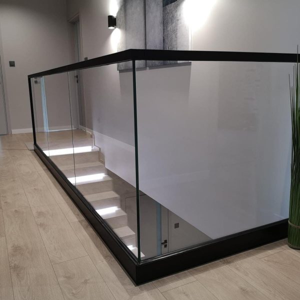 szklane balustrady wewnętrzne