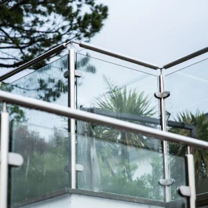 Balustrada szklana na słupkach