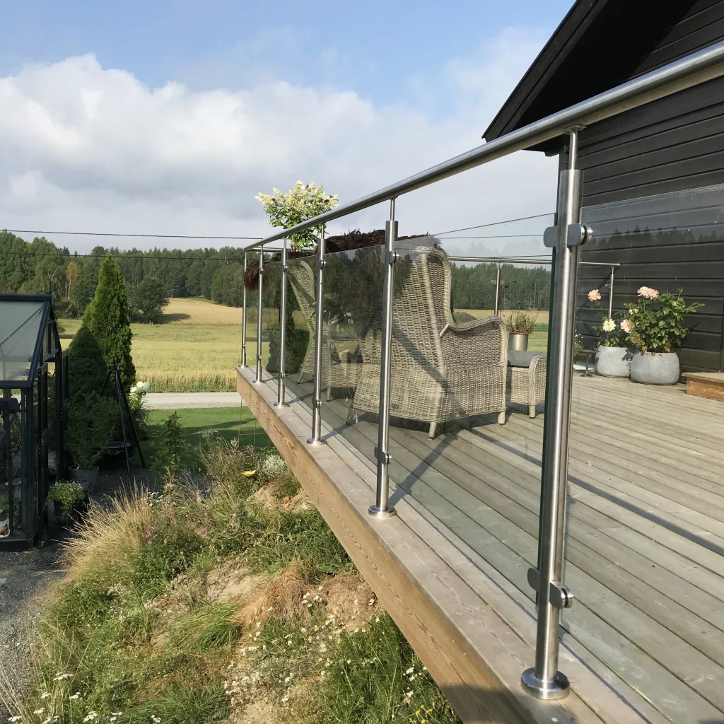 Balustrada szklana na słupkach