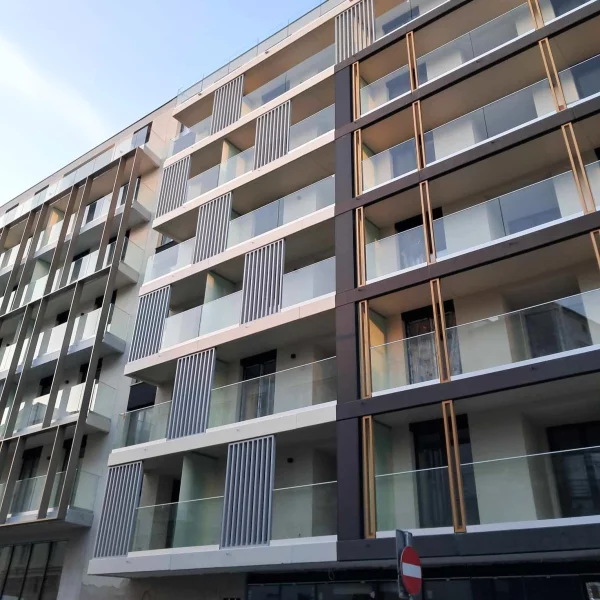 balustrady szklane w bloku