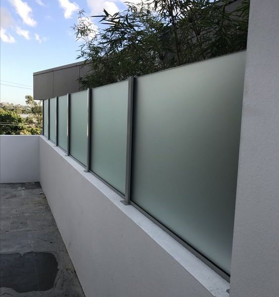 ogrodzenie z wypełnieniem szklanym