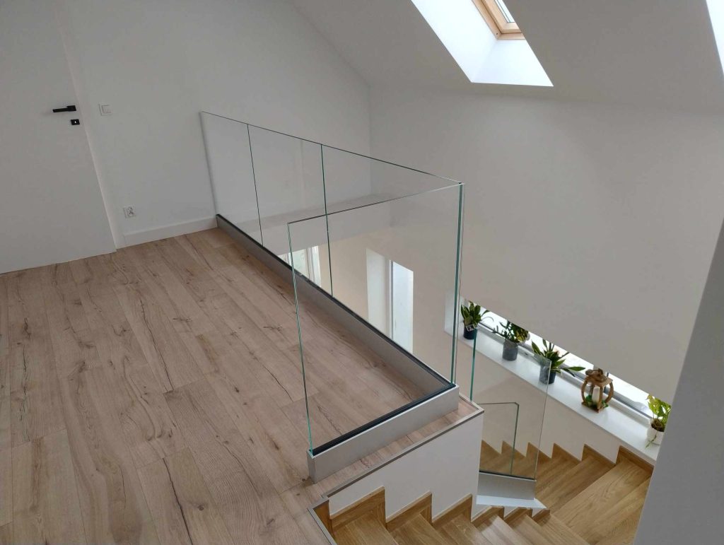 szklana barierka na antresoli