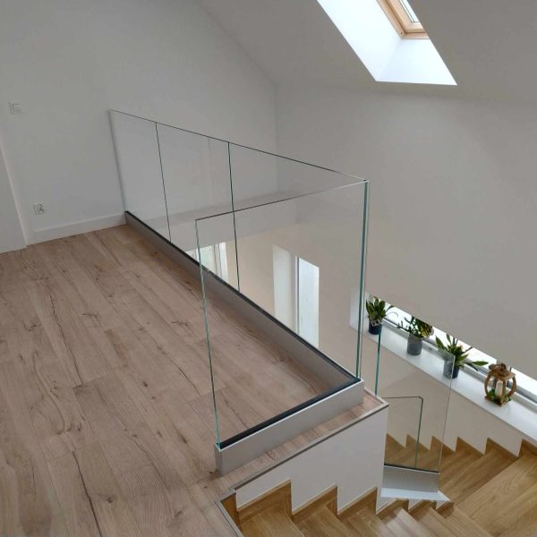 szklana barierka na antresoli