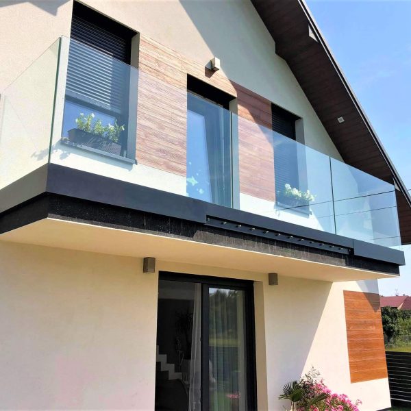 balustrada na balkonie czarna listwa