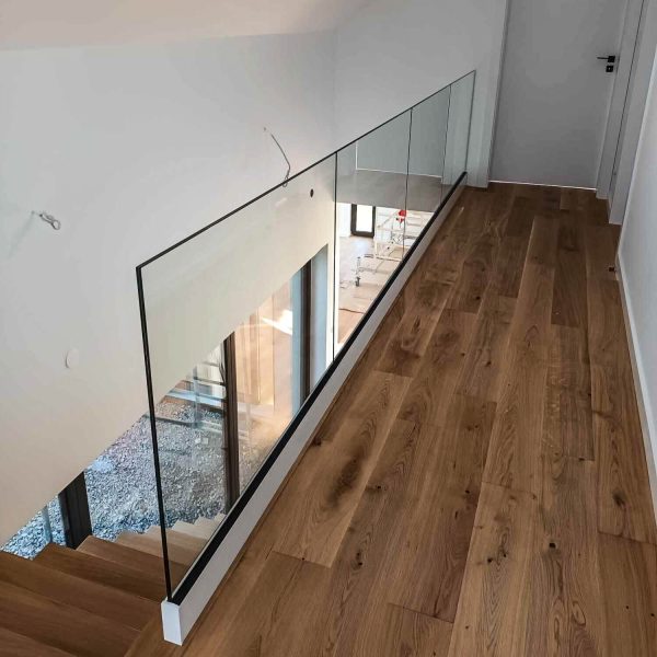 balustrada szklana na antresoli