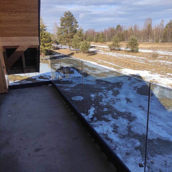 balustrada z wypełnieniem szklanym