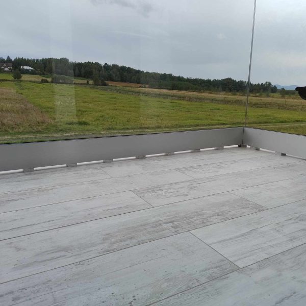 przerwa pomiędzy listwą - balustrada szklana