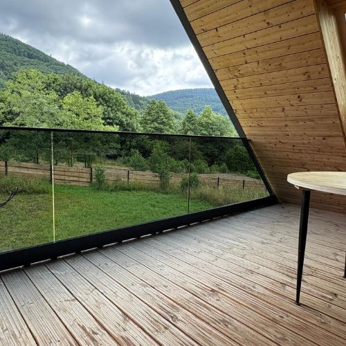 balustrada na balkonie ciemne szkło