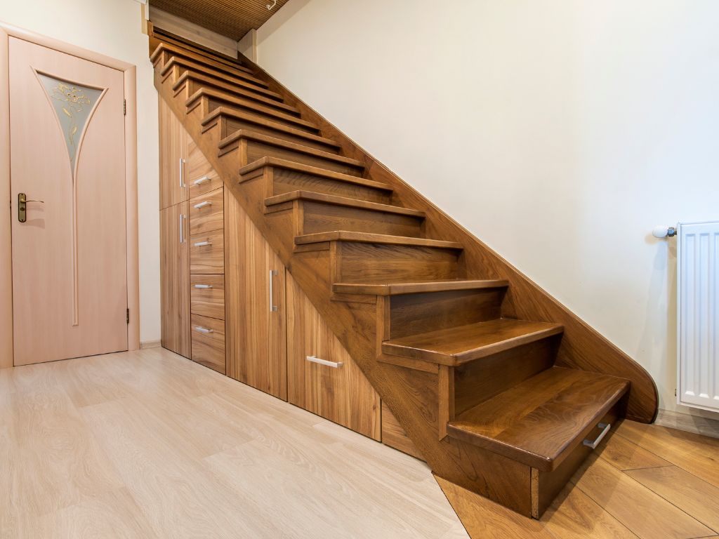 aranżacja wnętrz półki pod schodami