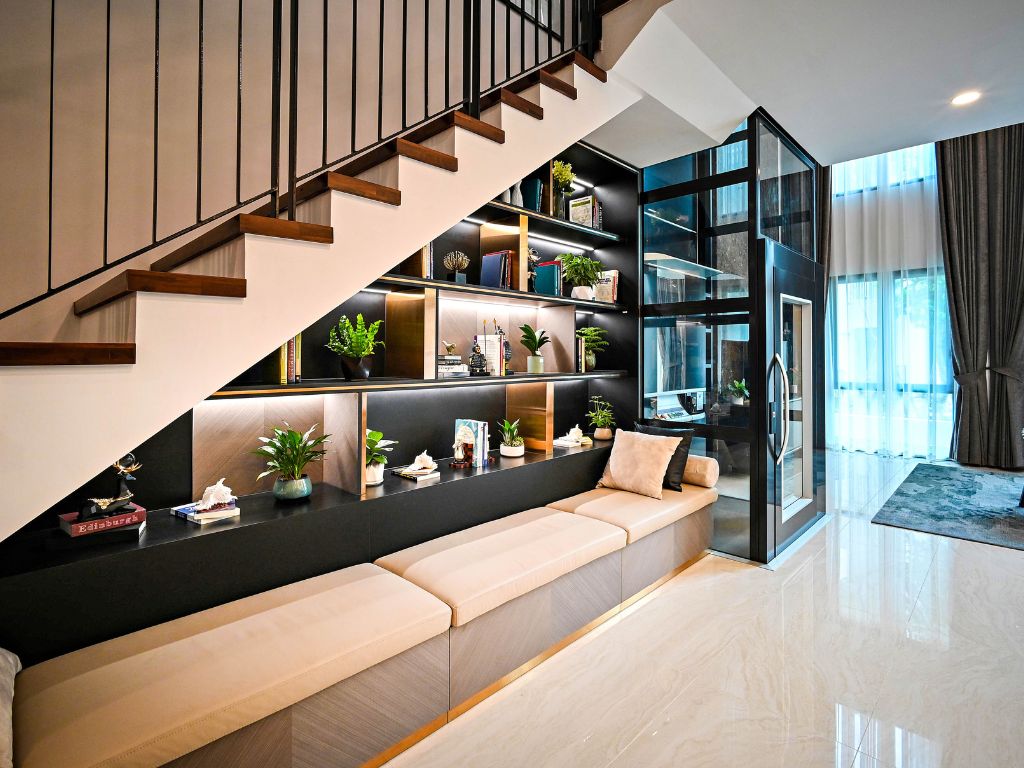 pomysł na miejsce pod schodami - pólki i siedzisko do czytania