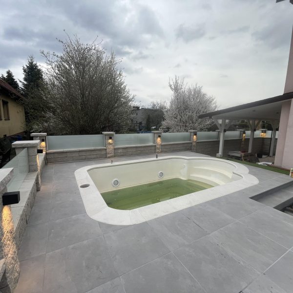 szklane ogrodzenia i basen