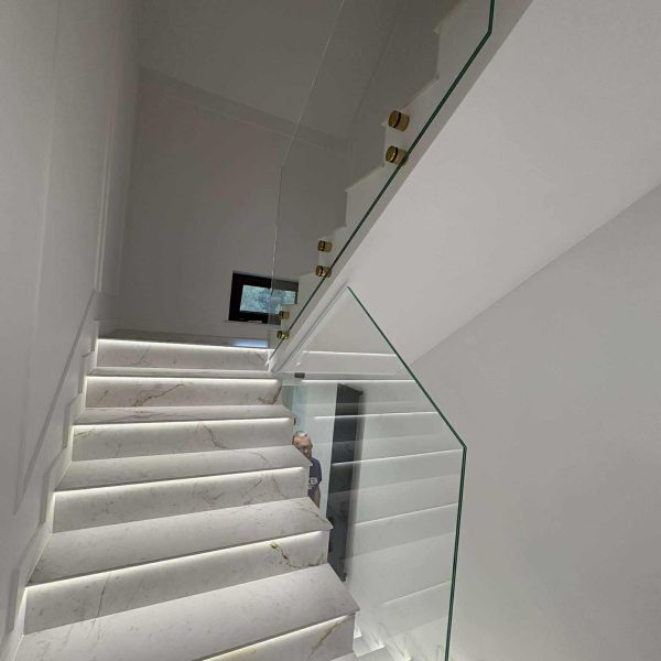 balustrada na złotych rotulach