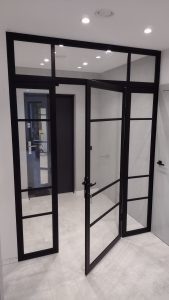 szklane drzwi do wiatrołapu