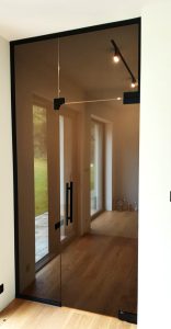 drzwi ze szkłem kolorowym