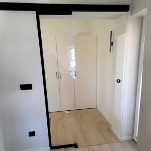 przesuwne drzwi ze szkła