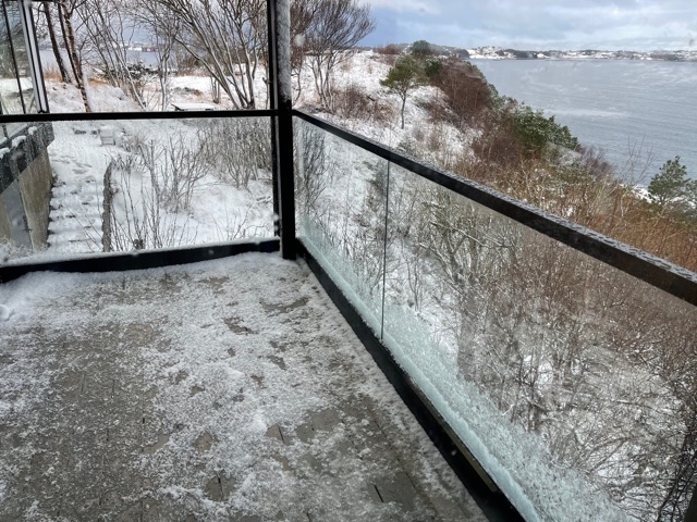 balustrada szklana zimą